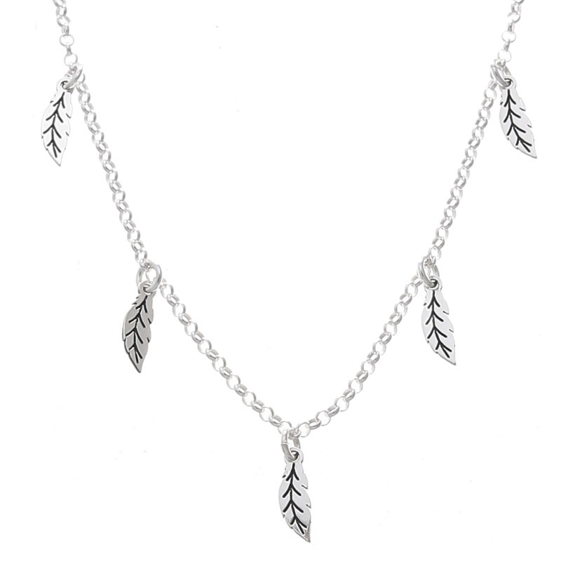 Collar de plata con plumas colgantes