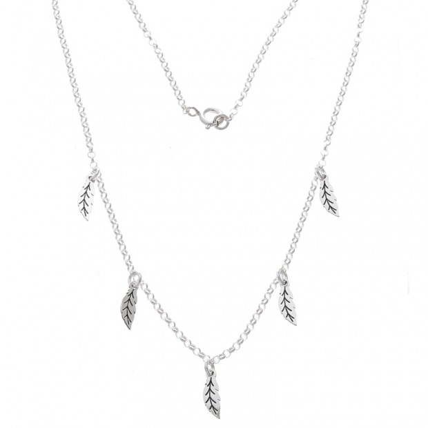 Collar de plata con plumas