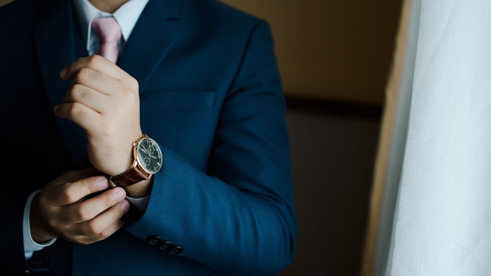 Relojes de vestir en un ambiente formal