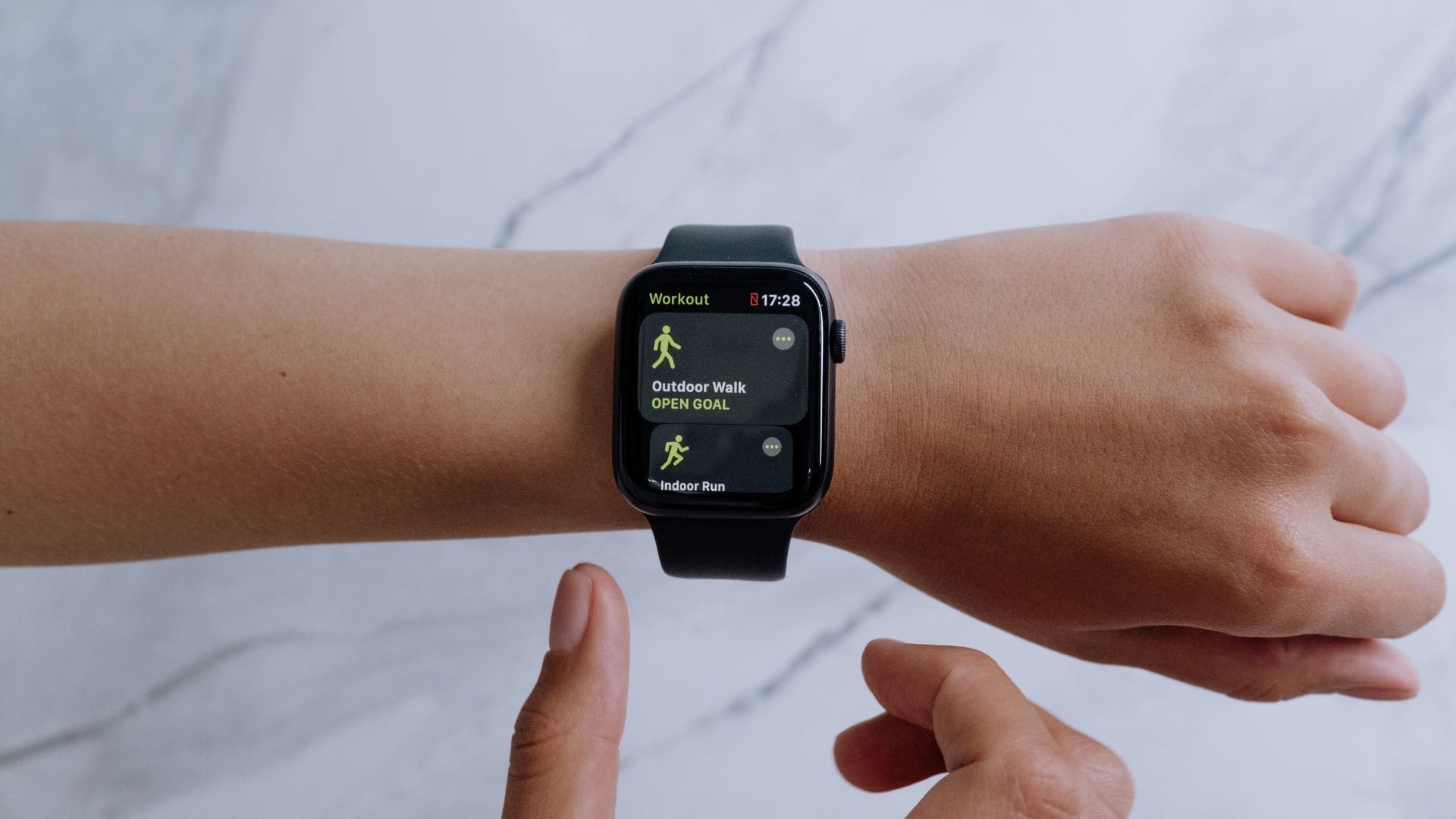Reloj digital negro colocado en una persona
